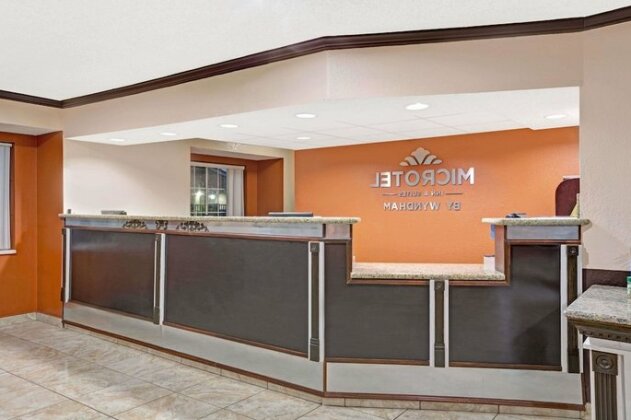 Microtel Inn & Suites by Wyndham Houston - Photo4