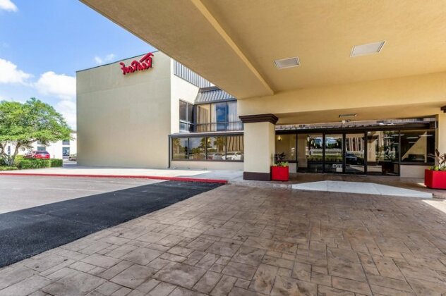 Red Roof Inn PLUS+ & Suites Houston - IAH Airport SW - Photo2