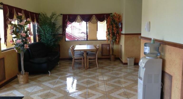 Woodland Inn and Suites - Photo4