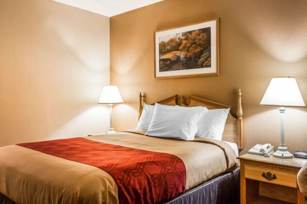 Econo Lodge Inn & Suites - Photo2