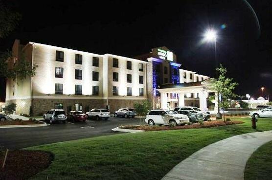 Holiday Inn Express & Suites Huntsville Airport - Photo2