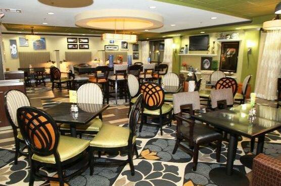 Holiday Inn Express & Suites Huntsville Airport - Photo4