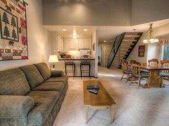 Comfortable Woodstock for 4 2 Br condo by RedAwning - Photo2