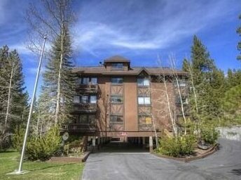 Fantastic on Burgundy Hill 1 Br condo by RedAwning