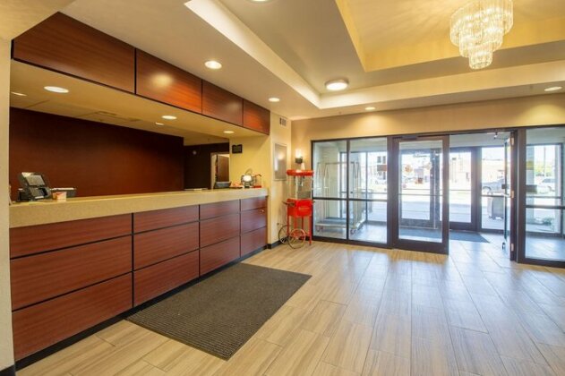 Red Roof Inn & Suites Indianapolis Airport - Photo2