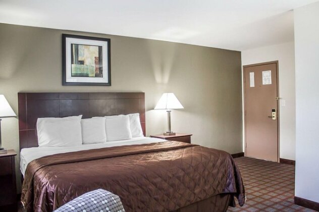Econo Lodge Inn & Suites Iron Mountain - Photo2
