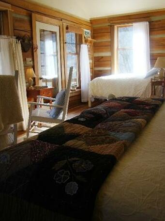 Snug Hollow Farm Bed & Breakfast - Photo2