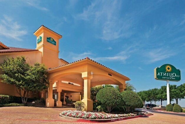La Quinta Inn & Suites Dallas DFW Airport North - Photo2
