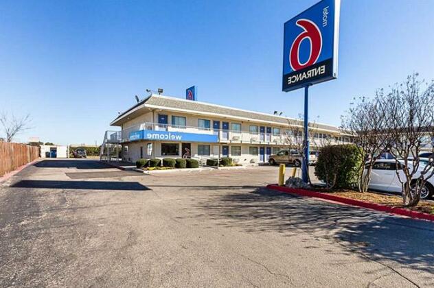Motel 6 Dallas - Irving - Photo2