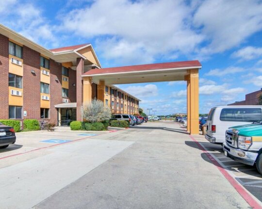 Quality Inn and Suites Dallas Fort Worth Airport North - Photo2