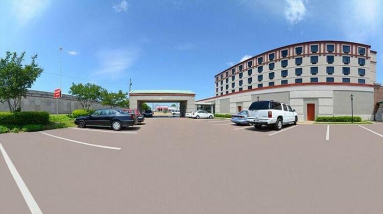 Clarion Hotel and Suites North - Photo3