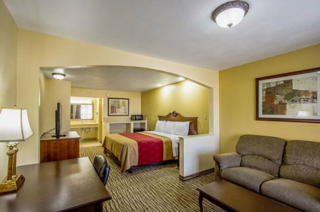 Econo Lodge Inn & Suites Jackson - Photo2