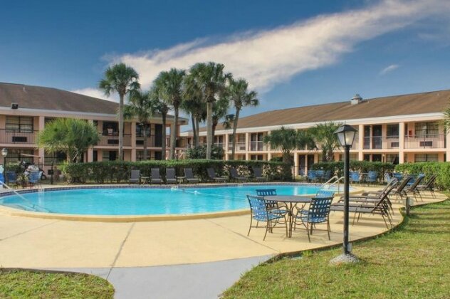 APM Inn & Suites Jacksonville - Photo2