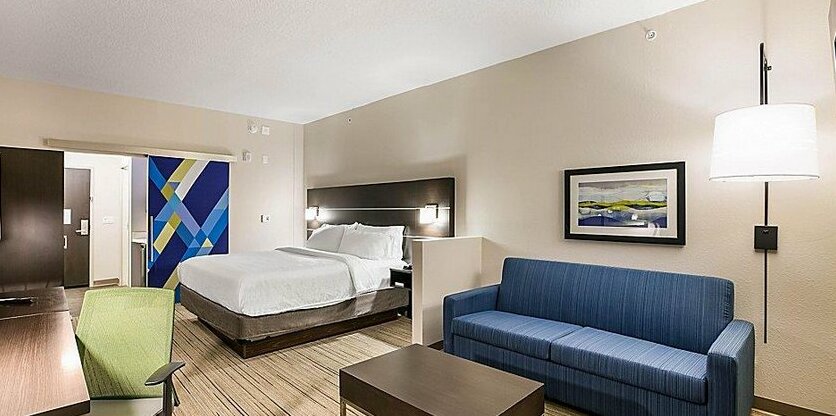 Holiday Inn Express & Suites - Jacksonville - Town Center