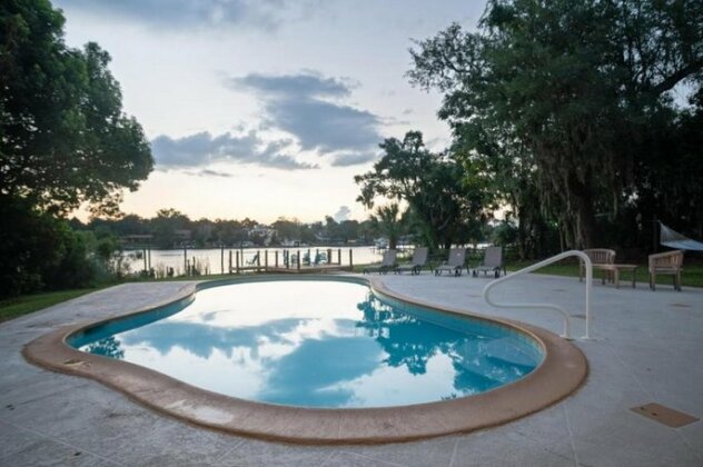 Luxury Waterfront with Pool - Photo2