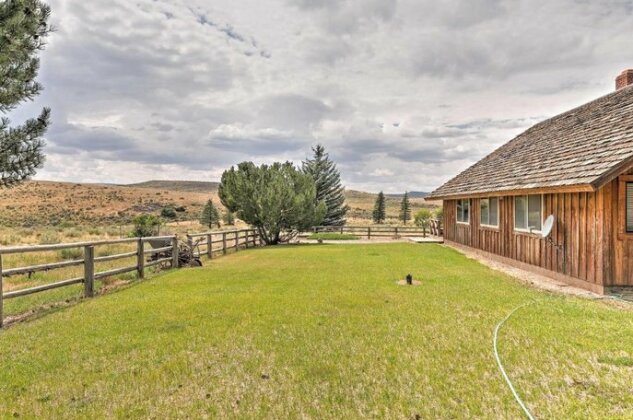Secluded Chalet on Working Ranch 25 Mi to Rogerson