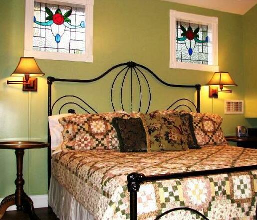 White Oak Manor Bed and Breakfast - Photo4