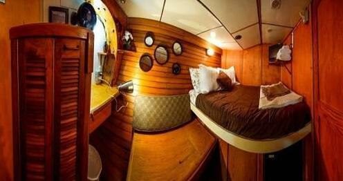 Alaska Pirate's Pride Floating Bed and Breakfast - Photo2