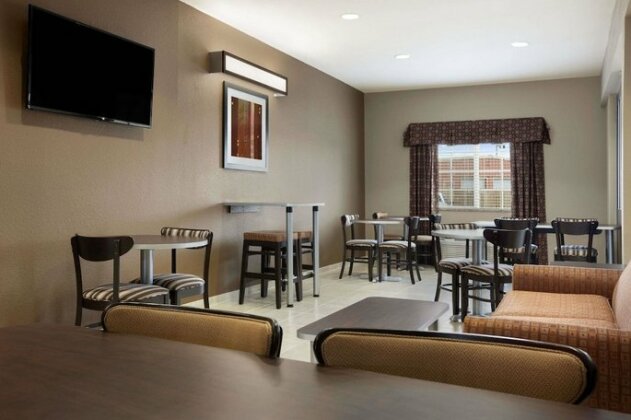 Microtel Inn & Suites Kenedy - Photo3