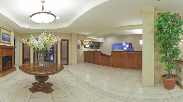Holiday Inn Express & Suites Kerrville - Photo3