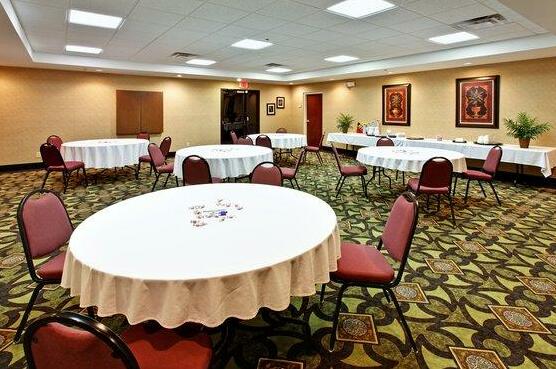 Holiday Inn Express Hotel & Suites Kingsport-Meadowview I-26 - Photo3