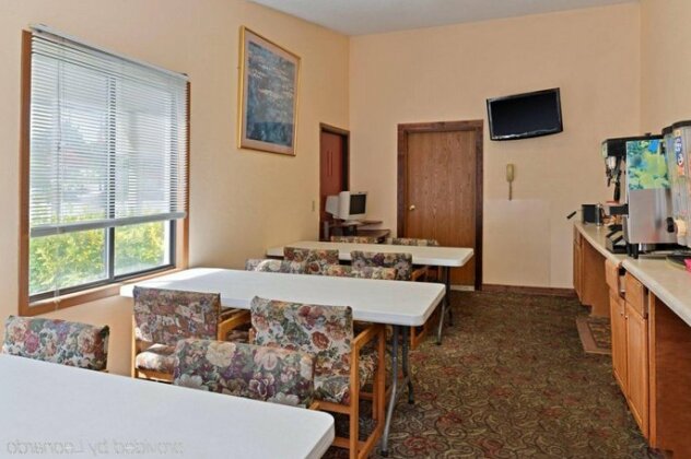 Country Hearth Inn and Suites Kinston - Photo5