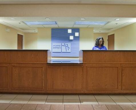 Holiday Inn Express Hotel & Suites Kinston - Photo3