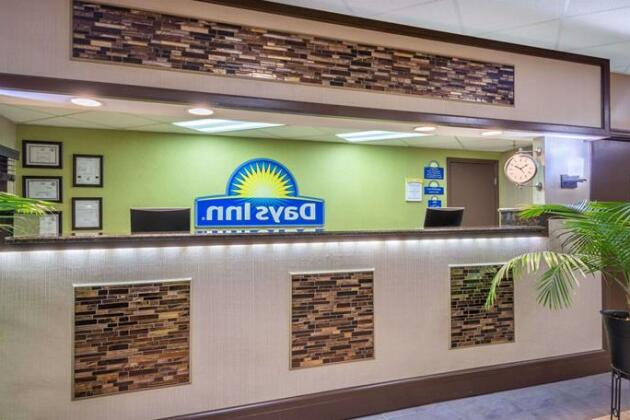 Days Inn by Wyndham Knoxville East - Photo3