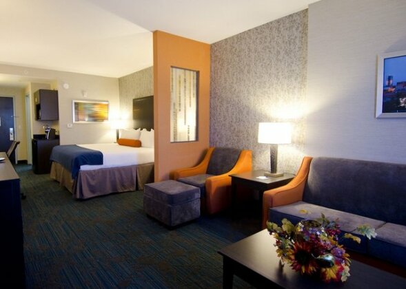 Holiday Inn Express Hotel & Suites Knoxville - Photo2