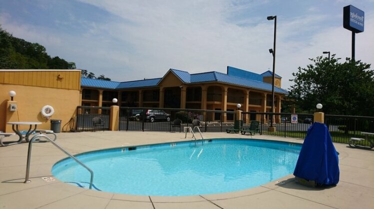 Travelodge by Wyndham Knoxville East - Photo2