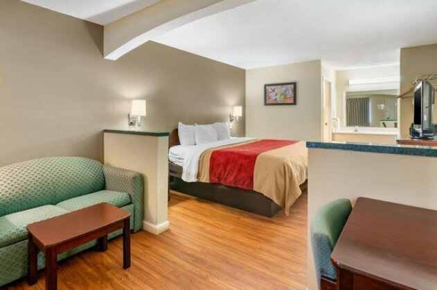 Econo Lodge Inn & Suites Southeast - Photo5