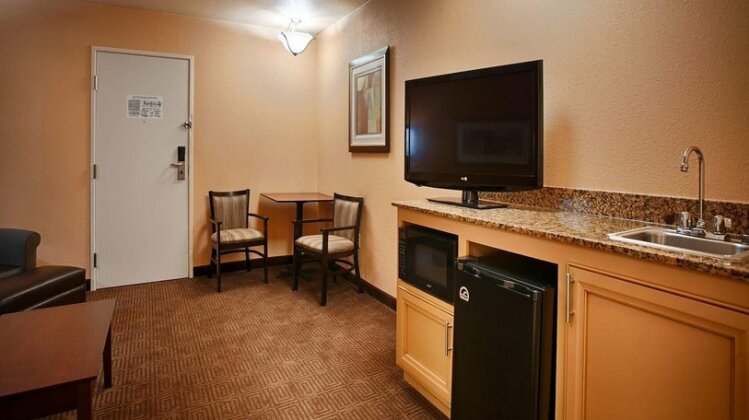 Vermilion River Suites Hotel - Photo3