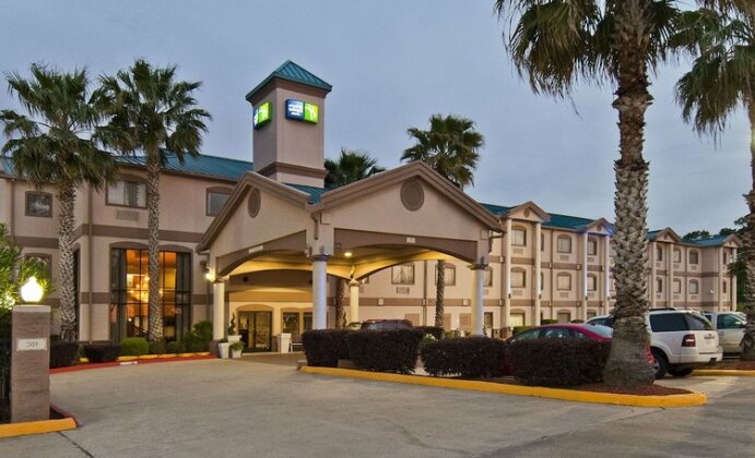 Holiday Inn Express Hotel and Suites Lake Charles - Photo2