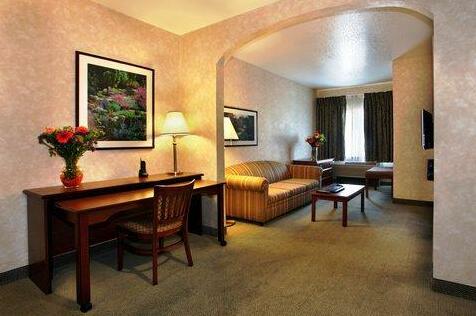 Holiday Inn Express & Suites - Lake Forest - Photo3