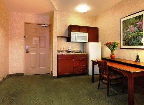 Holiday Inn Express & Suites - Lake Forest - Photo4