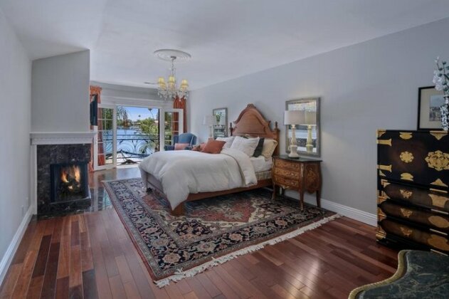 Luxury 4-Bedroom Lakefront Villa with Boat near Laguna Beach and Irvine