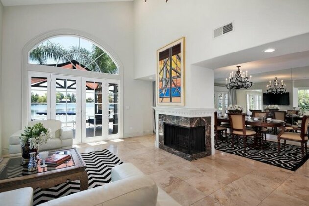 Luxury 4-Bedroom Lakefront Villa with Boat near Laguna Beach and Irvine - Photo5