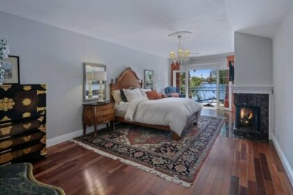 Luxury 4-Bedroom Lakefront Villa with Boat near Laguna Beach and Irvine