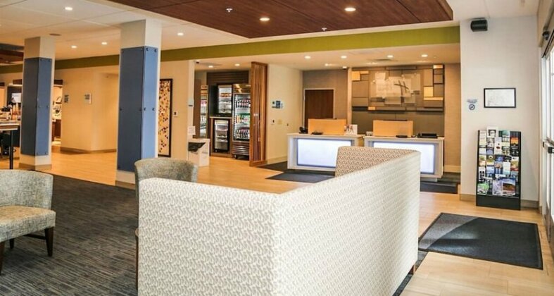 Holiday Inn Express & Suites Kingston-Ulster - Photo4