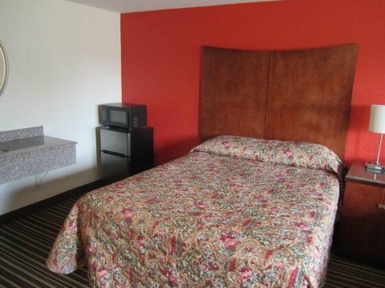 Travel Inn and Suites - Photo4