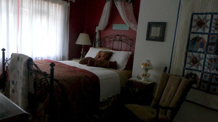 Maple Street Bed and Breakfast - Photo5