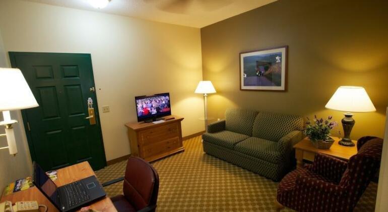 Lancaster Inn & Suites - Photo3