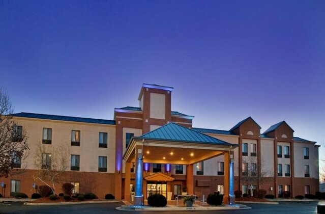 Holiday Inn Express & Suites Lansing-Leavenworth