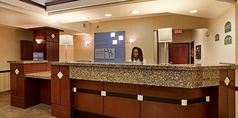 Holiday Inn Express & Suites Lansing-Leavenworth - Photo4
