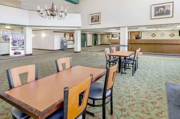 Ramada Lansing Hotel And Conference Center - Photo2