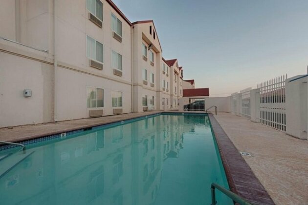 Red Roof Inn Laredo - I-83 South - Photo4