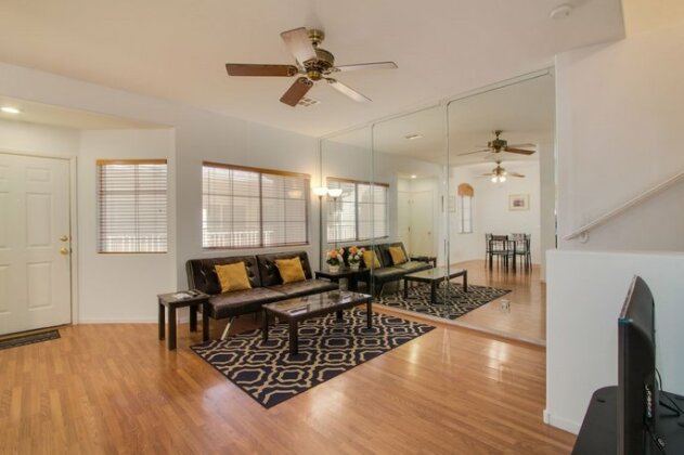 Beautiful Townhome with Pool - Photo2