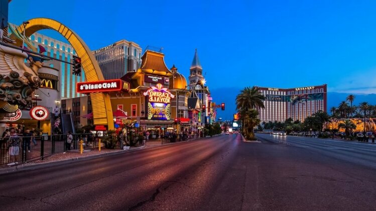 closest monorail to best western casino royale