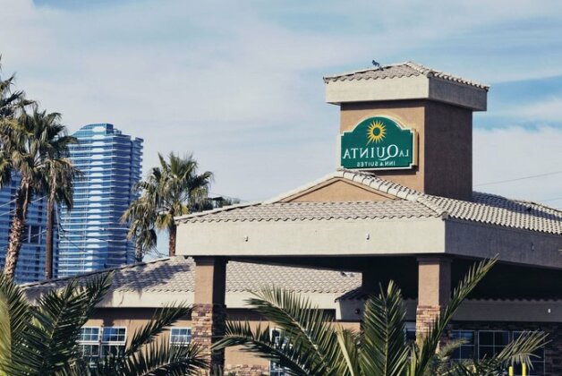 La Quinta Inn & Suites Las Vegas Tropicana - Photo4
