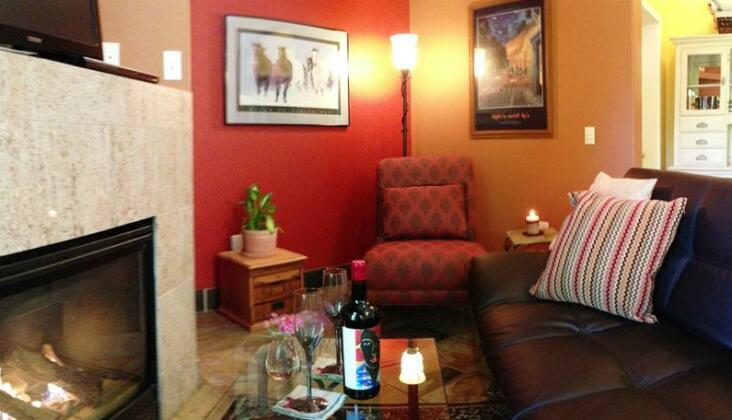 The Red Feather Suite - Photo3